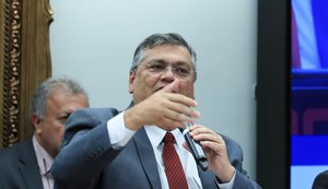 Ministro Flávio Dino exige de redes sociais retirada de mensagens de ameaça a escolas