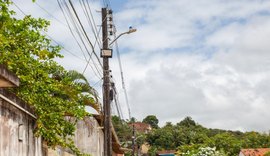 Prefeitura flagra iluminação clandestina durante obras no Litoral Norte