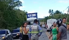Duas pessoas ficam gravemente feridas em colisão entre moto e caminhão na BR-316