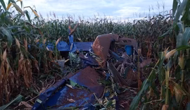 Avião cai em fazenda de MT e piloto morre preso a destroços