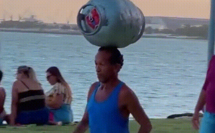 Veja vídeo: 'Atleta do gás' vira atração na orla ao correr com botijão na cabeça