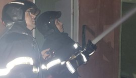 Bombeiros são acionados para apagar incêndio em residência no Benedito Bentes