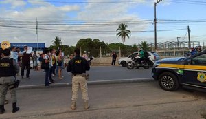 Moradores protestam na BR-101 contra mau serviço da Veleiro
