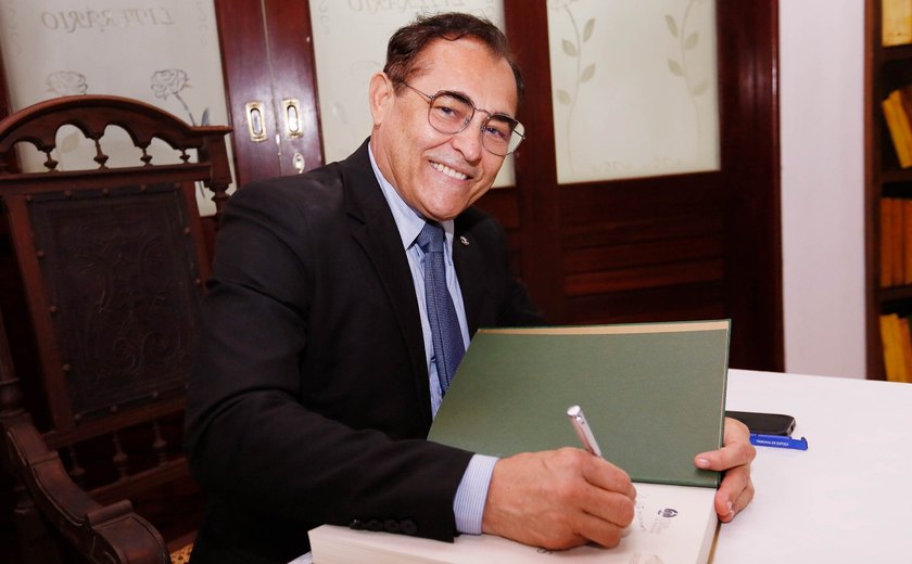 Juiz Claudemiro Avelino é eleito imortal da Academia Alagoana de Letras