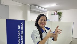 Ela ensina com as mãos: professora surda transforma inclusão em prática na sala de aula