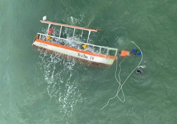 Catamarã vira durante passeio na Barra de Santo Antônio e deixa passageiros assustados