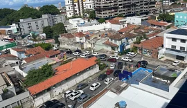 Interdição em trecho do Jaraguá para demolição de prédio causa congestionamentos em Maceió