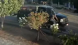 Idoso fica gravemente ferido após ser atropelado por caminhão em alta velocidade