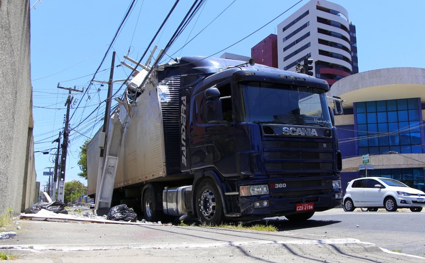 Carreta bate em poste e deixa parte de bairro sem energia em Maceió