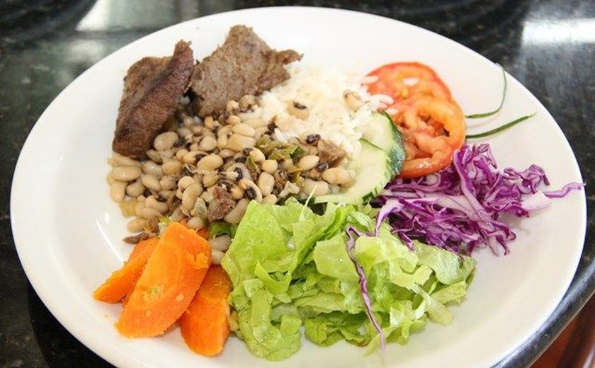 Almoçar fora de casa fica mais caro em Maceió