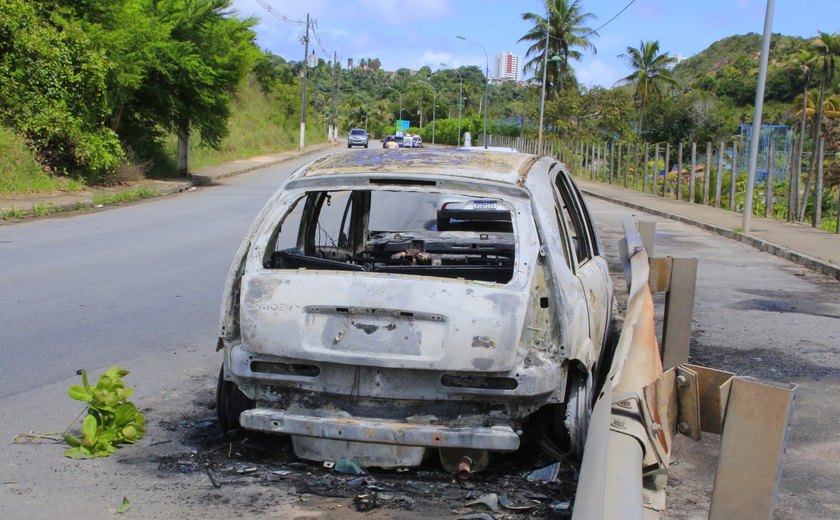 Bombeiros são acionados para controlar incêndios em veículos em locais distintos de Maceió