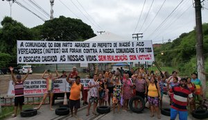 Moradores dos Flexais protestam contra a mineradora, MPF e juiz