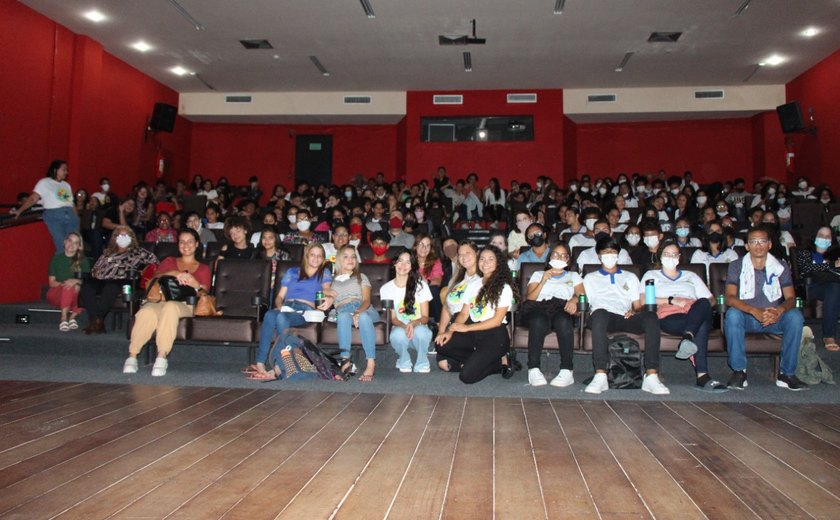 Esmal e Centro Cultural Arte Pajuçara levam 160 estudantes de escolas públicas ao cinema