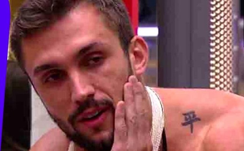 'BBB 21': Arthur se machuca durante prova do líder e é levado ao hospital