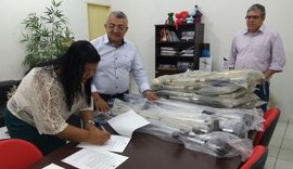 Deficientes de Olho d’Água do Casado recebem muletas e andadores da Semudh