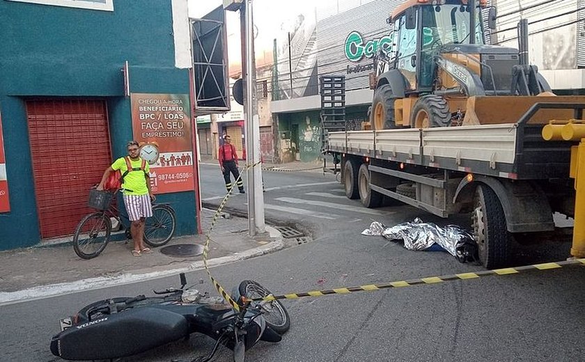 Motociclista morre após ter o crânio esmagado por um caminhão no Centro de Maceió