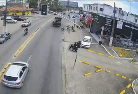 Vídeo: ciclista é atropelado por caminhão em Maceió e motorista foge sem prestar socorro