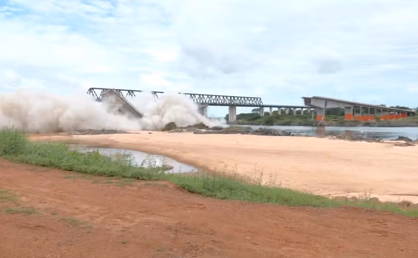 Estrutura que sobrou de ponte que desabou entre o Tocantins e o Maranhão é implodida