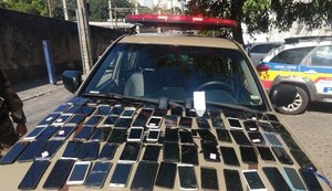 Polícia prende quatro suspeitos com 88 celulares