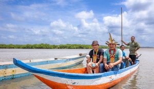 Indígenas Warao recebem barco da Prefeitura para reconstruírem suas vidas através da pesca