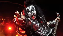 Vocalista do Kiss sofre acidente após desmaiar no volante