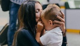 Ex-BBB Emilly é recebida por multidão em aeroporto de Porto Alegre
