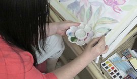 Exposição de aquarelas revela emoções de artista em enfrentamento do câncer de mama