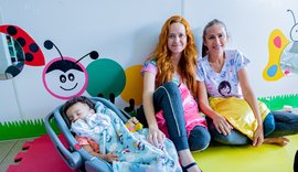 Educadoras utilizam brinquedos para estimular o desenvolvimento dos alunos do berçário I