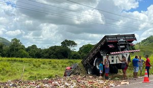 Caminhão com caixotes de frutas e verduras tomba e parte da carga é saqueada por populares
