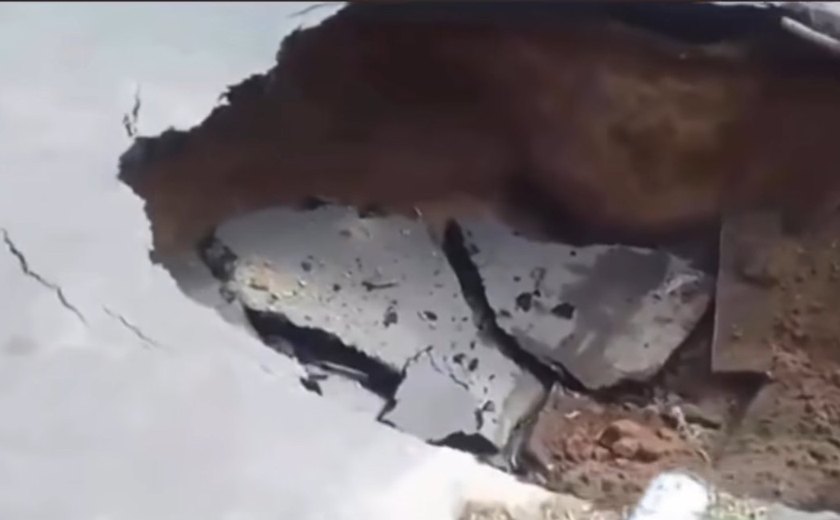 Cratera se abre em rua do bairro da Jatiúca, na parte baixa de Maceió