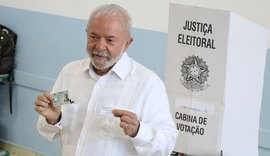 Lula chega em Brasília e quer R$ 150 a mais por criança no Bolsa Família