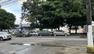 Engavetamento com quatro carros deixa trânsito lento na Durval de Góes Monteiro