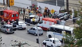 Viatura policial bate em carro de passeio e derruba muro na Fernandes Lima