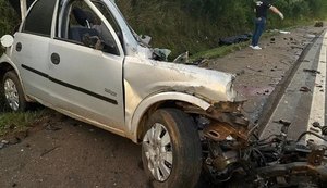 Carro parte ao meio em acidente com caminhão e uma pessoa morre no RS