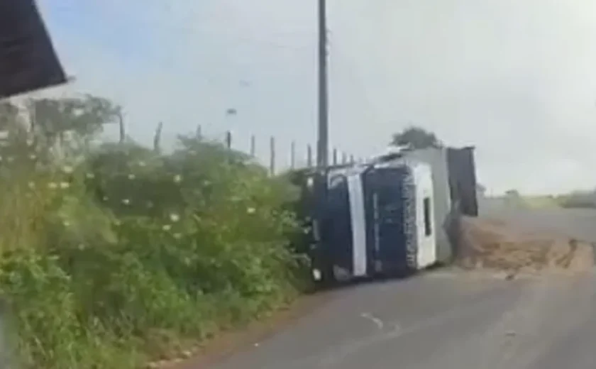 Caminhão-caçamba carregado de areia tomba na AL-487