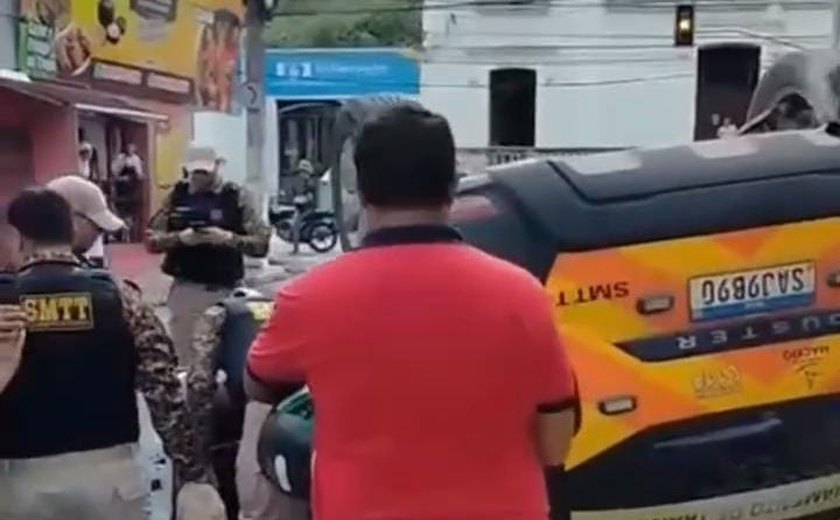 Viatura da DMTT capota durante perseguição no Centro de Maceió