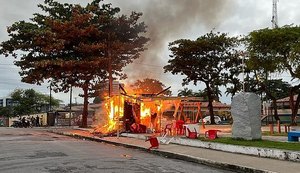 Estabelecimento comercial de mais de 30 anos fica destruído após incêndio