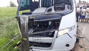 Colisão entre carro e micro-ônibus deixa um morto e três feridos na AL-220