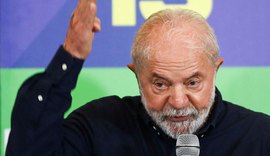 Lula passa por cirurgia para retirada de lesão na laringe