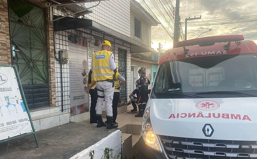 Mulher tem surto e é atendida após ficar nua em via pública