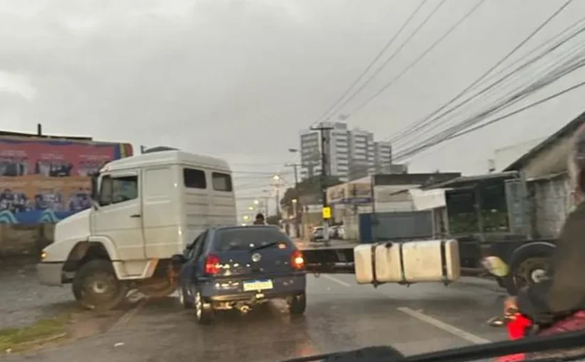 Motorista fica ferido no Barro Duro após colidir veículo em caminhão