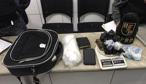 Radiopatrulha flagra crime de tráfico de drogas no bairro da Levada