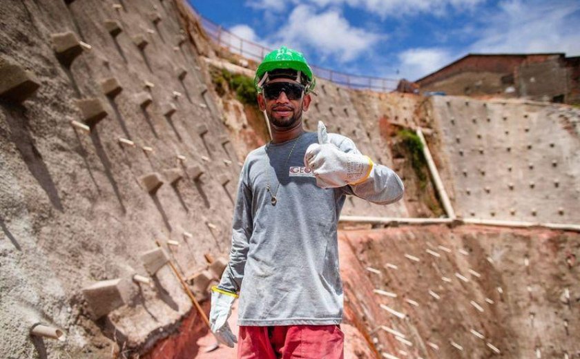 Mais de mil trabalhadores atuam diariamente em obras de infraestrutura