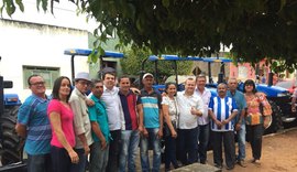 Vereadores Fábio Henrique e Léo comemoram entrega de tratores em Arapiraca