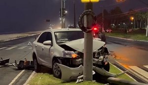 Carro de aplicativo derruba semáforo e outro capota ao tentar desviar dos destroços