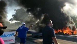 Populares bloqueiam AL-101 Sul como forma de protesto contra privatização da Casal