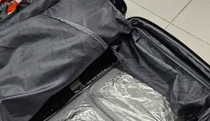PF prende brasileira tentando embarcar com 4,5kg de cocaína no fundo falso da mala