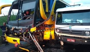 Ônibus de turismo e caminhão colidem e vítima fica presa às ferragens