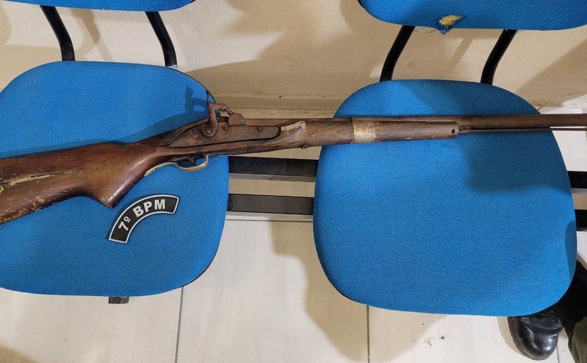 PM cumpre mandados de prisão e apreende arma de fogo em ações no Sertão de Alagoas