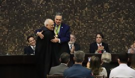 Desembargadores do TJ/AL e ministro Barroso recebem mais alta honraria do TRE/AL